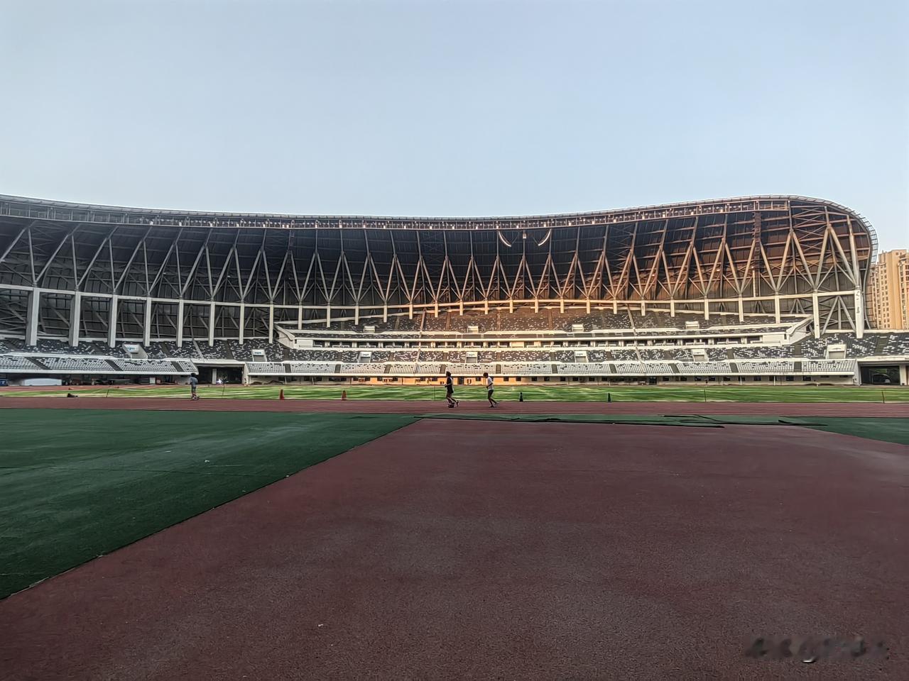 在当地城市生活近30年，第一次进体育场馆，
这个太极体育场馆整体占地面积真大，以