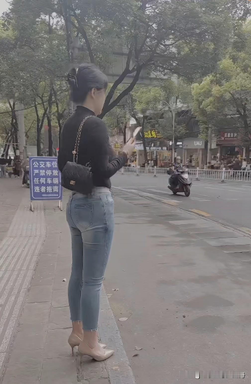 打个车走吧，站半天了。