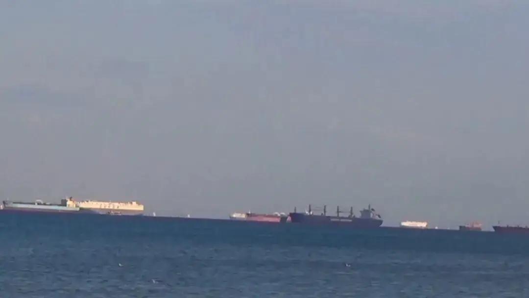 美国直接摊牌了。
美国防长赫格塞斯强硬表态，美军潜艇在斯里兰卡的国际水域，用鱼雷