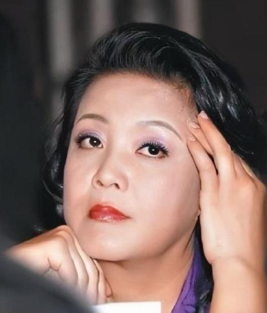 张兰当年还在街口开小饭馆，一地痞吃完拍桌赖账，被她堵在门口不退，对方二话不说掏枪