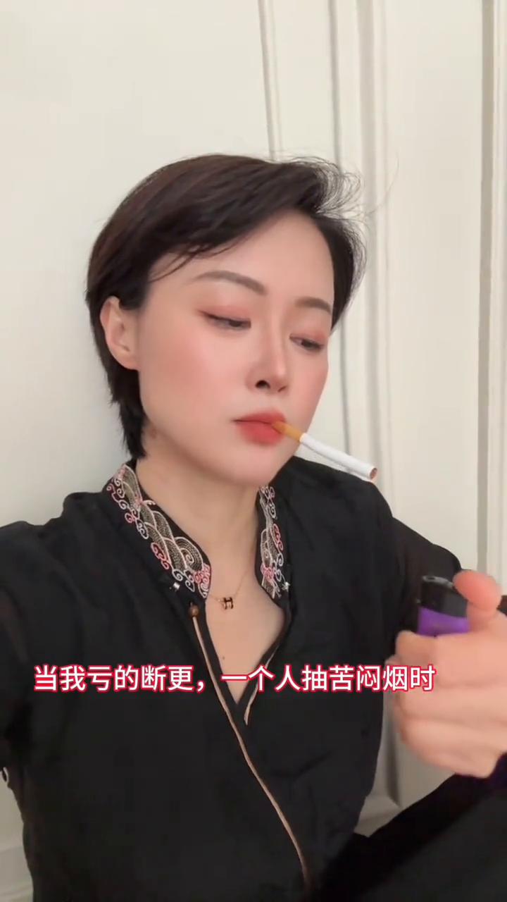 当我亏的断更，一个人抽苦闷烟时。
兄弟们评论区叫我快出来：别断更了，上去了。我一