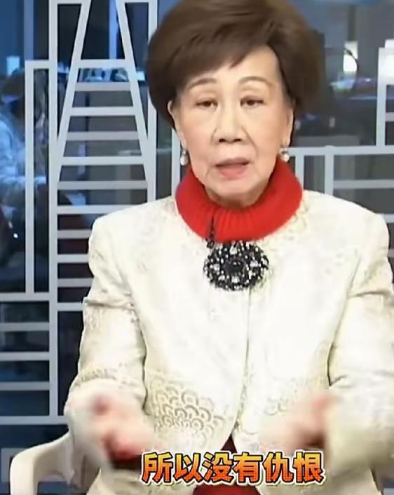 现在的台湾出现了怪现象，主张“台独”的民进党党员吕秀莲、沈富雄、吴子嘉等人开始大