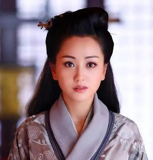 汉宣帝清算霍氏一族，霍家满门遭惩处。小说演绎里有霍成君质问皇帝为何绝情，宣帝反问