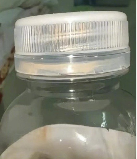 洪水泡过的瓶装水没开封也不能喝不管是大口还是大头喝都不行，瓶盖密封本身存在缺陷，