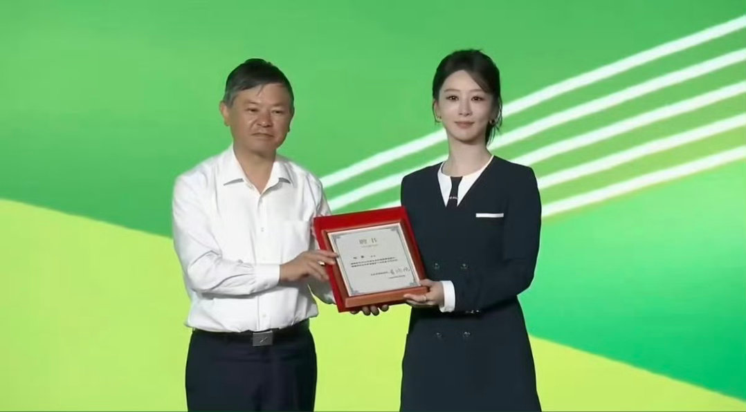 杨紫参加六五环境日心怀绿意，奔赴自然之约。杨紫出席六五环境日主场活动，受聘生态环