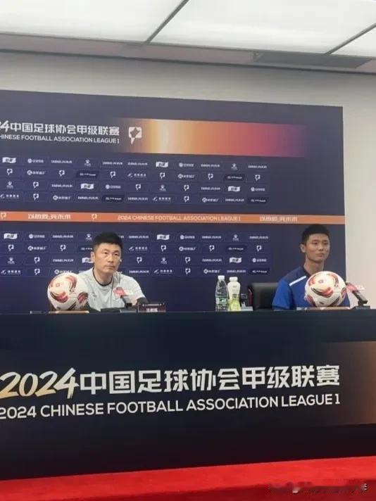 大连英博队主教练李国旭带刚从U19国青回来的曲格平出席了明晚主场对阵领头羊云南玉