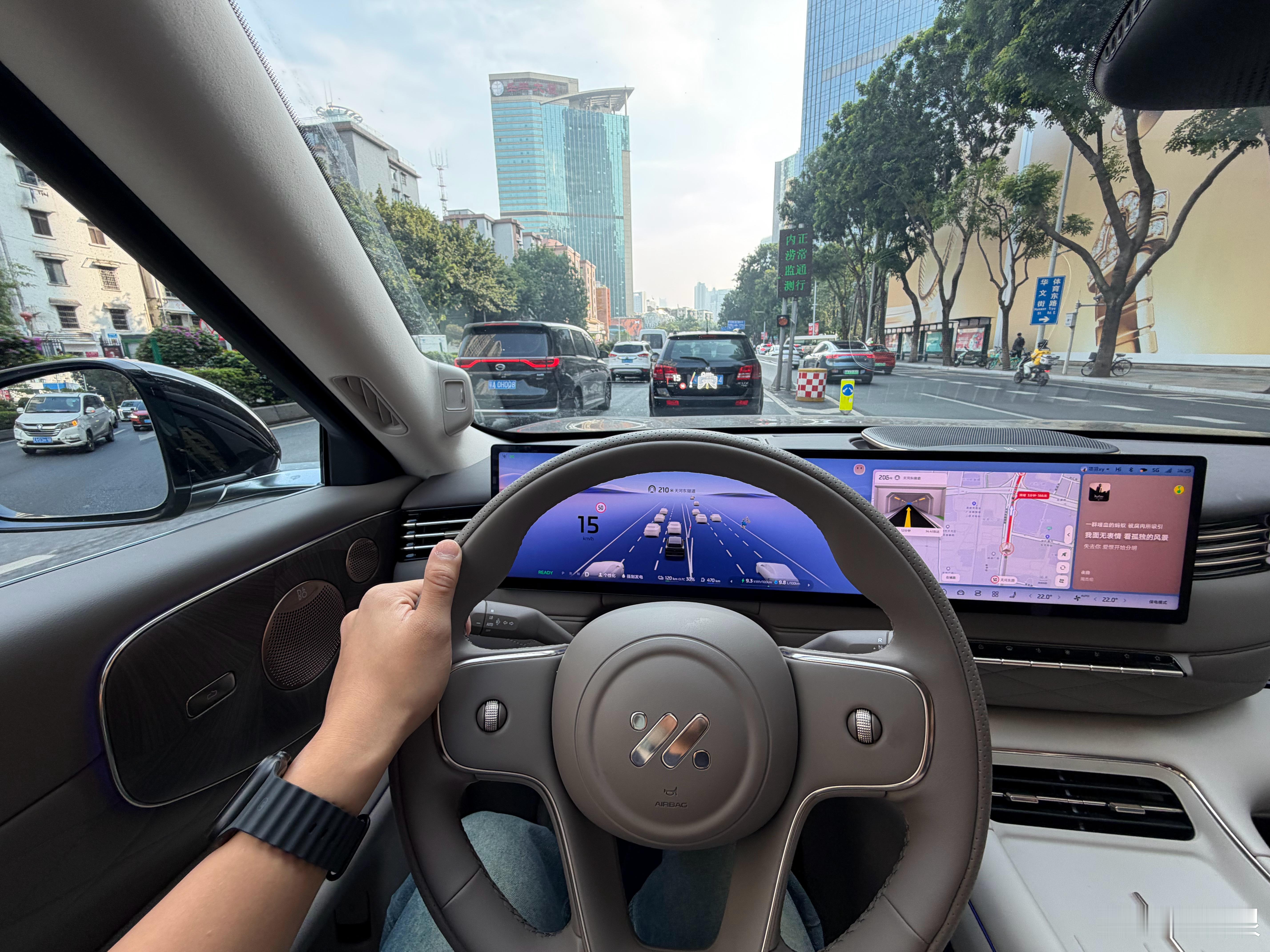 智己LS9，静态体验过，这还是第一次开起来。开了半小时，目前感觉完成度非常高。油