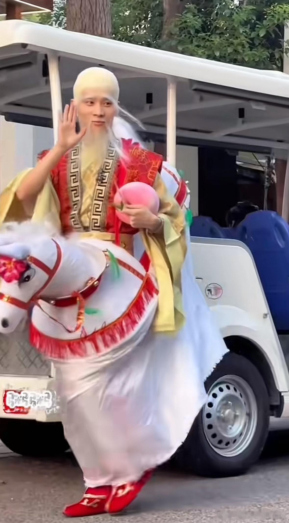 井胧不做作不矫情不聪明 风华合伙人弹幕全都在调侃他看着傻乎乎，但看综艺的时候，还