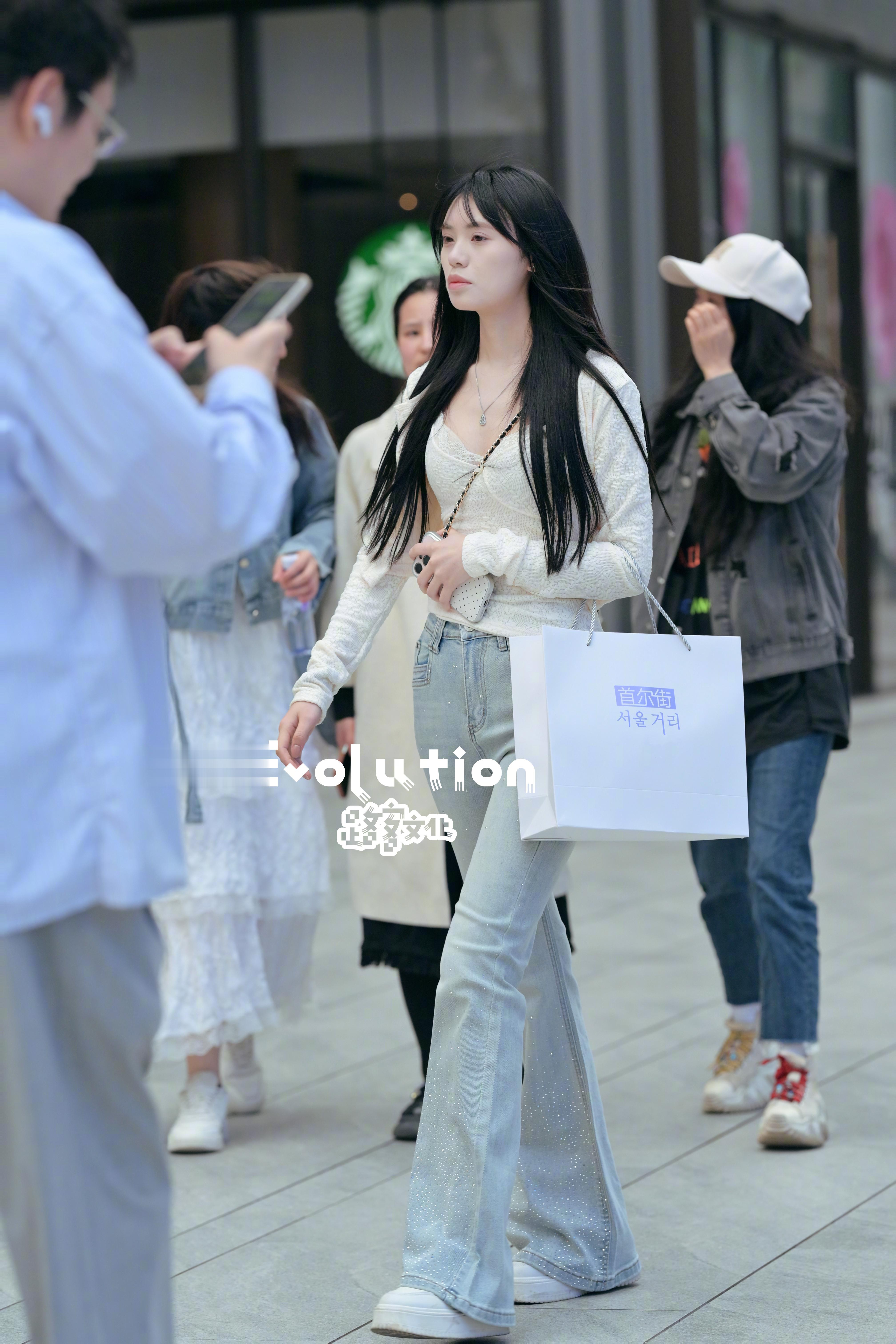 感觉快入夏了清爽的穿搭颜色很受欢迎 