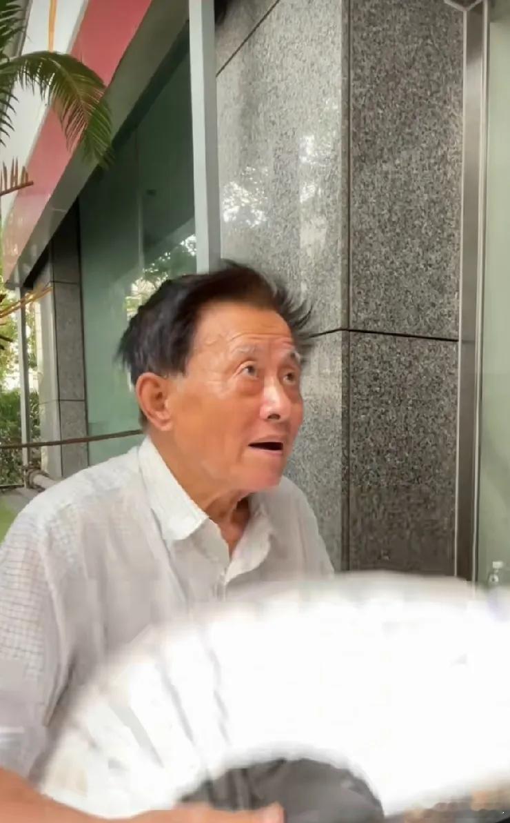 建工爷叔开心极了，成功的躲掉了一次大跌。此前有人劝他卖掉上海建工，转买科技股，他