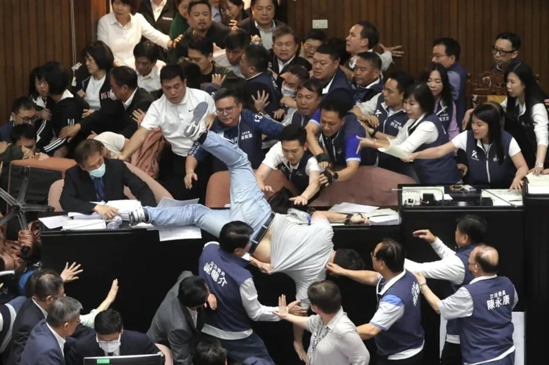 公开羞辱，“弹劾案”表决大战即将开打！赖清德就职台湾领导人2周年纪念日前一天，蓝
