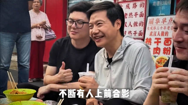别人拍他当然是好事啊，最关键的是这些人不是他找的呀，又不是刻意摆拍别人拍的和他有啥关系，路边走个马斯