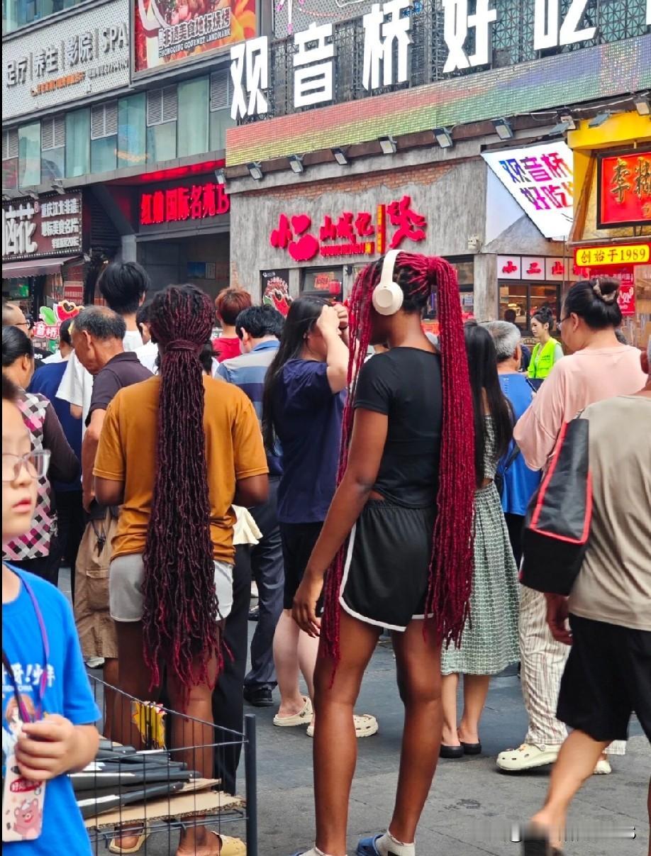 观音桥好吃街偶遇两位外国小姐姐，一头超长脏辫远看像披了两根辣条，回头率直接拉满！