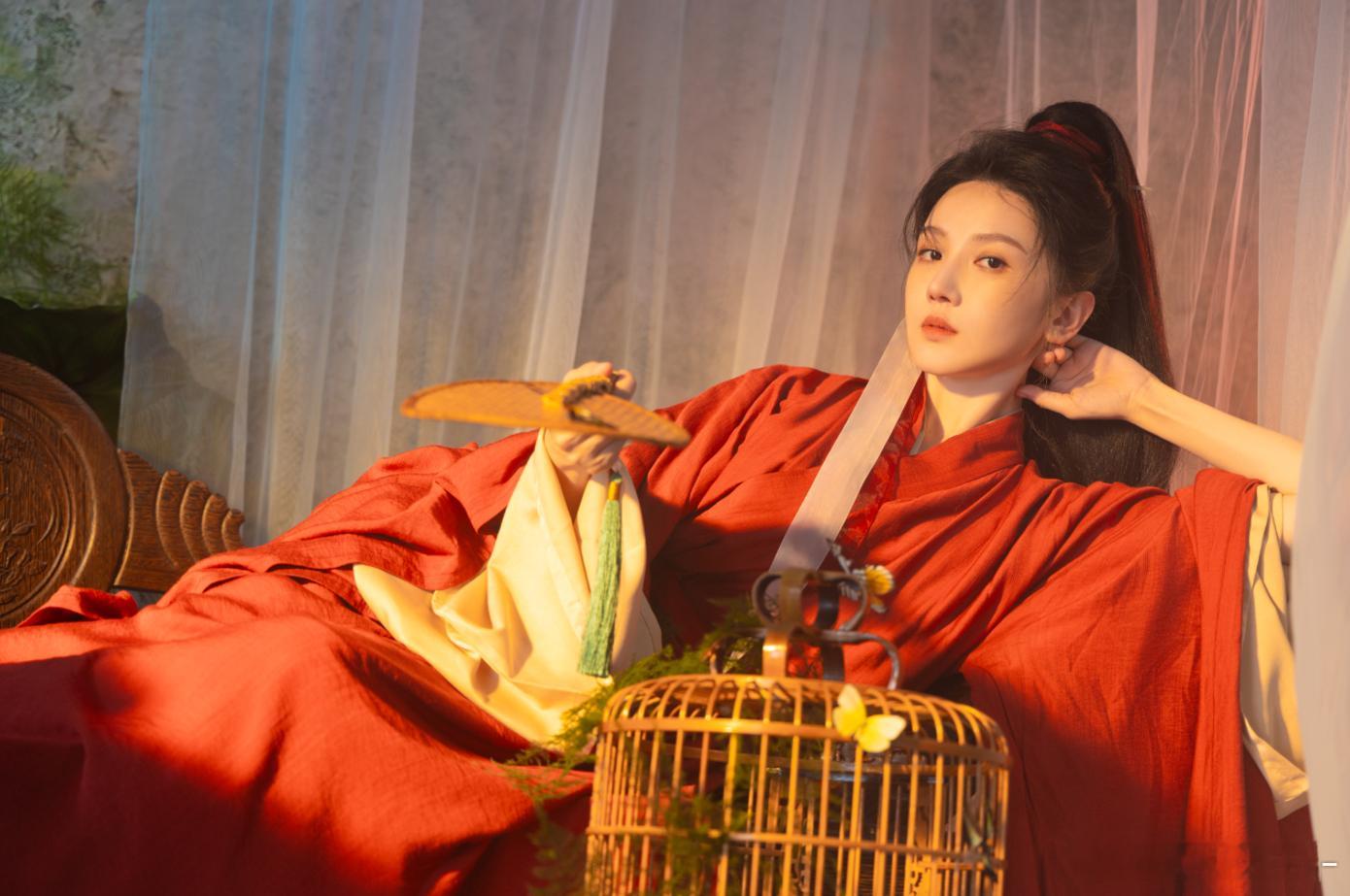 陈小纭身上的诡魅感陈小纭的古风造型藏着巧思，红衣高马尾的男装飒爽不羁，青绿纱裙的