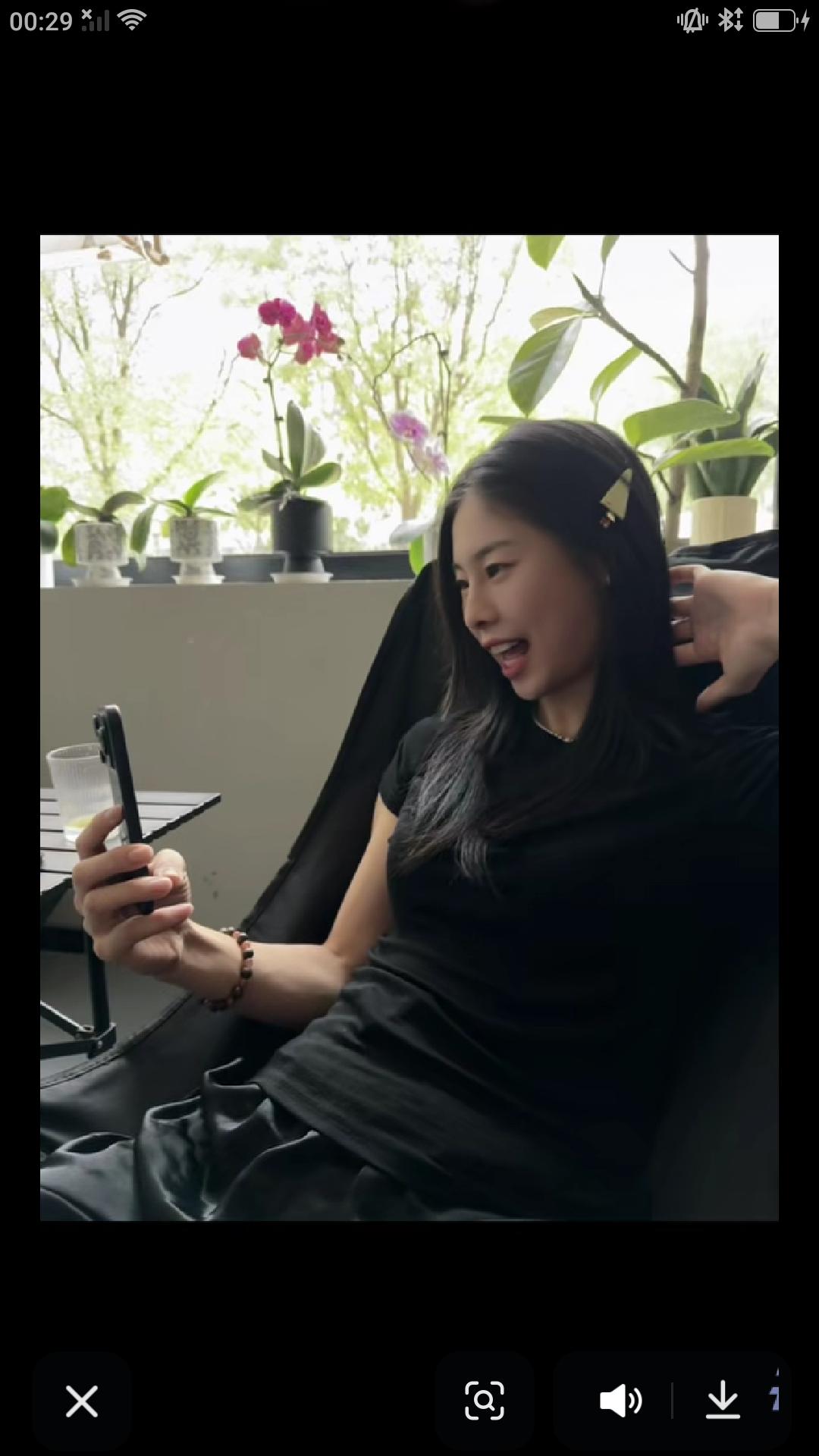 【昨天中国女篮名将王思雨更新社媒，与球迷分享生活照片。老六一身黑色穿搭，长发披肩