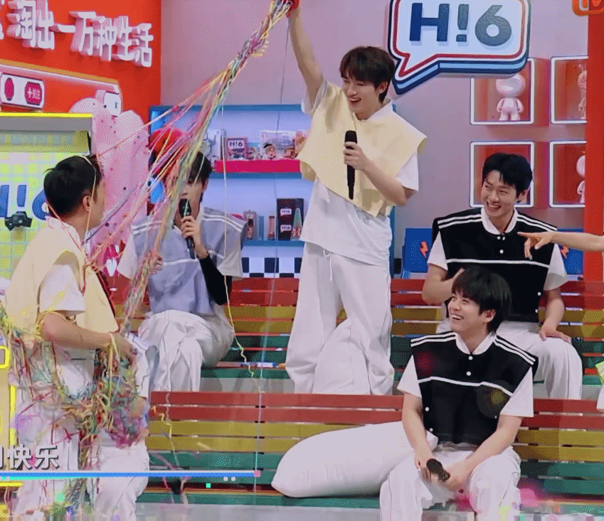 #丁程鑫玩彩带撒杨迪头上了##好玩好6好淘宝#就是说这样的氛围真的是挺搞笑的，这