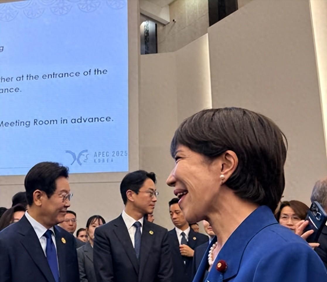 当日本《朝日新闻》2026 年 5 月曝光本国政府长期资助网络造谣时，全球舆论一