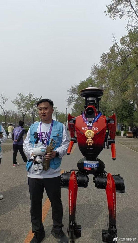 【荣耀机器人团队称包揽前三出乎意料】荣耀工程师回应机器人半马夺冠秘诀4月19日下