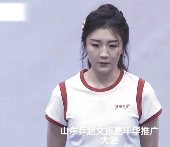 陈梦，不会讲青岛话的山东大嫚。
5月30日，山东乒超文旅嘉年华青岛站，
宣传推广