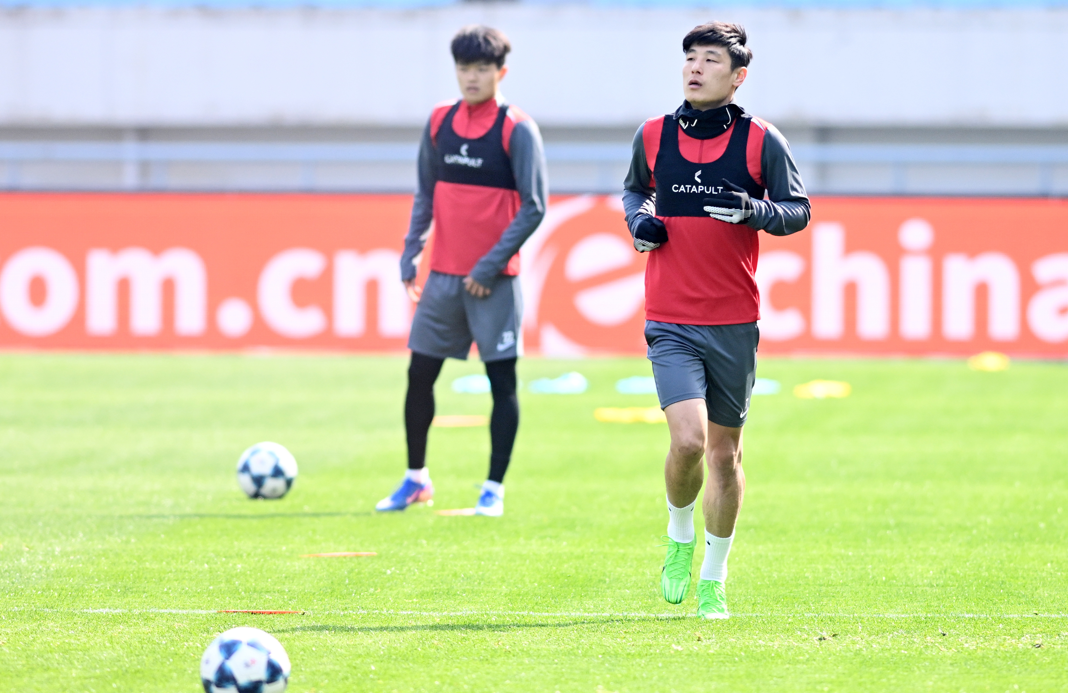 一上午，看到上海的几个车站陆续有不少海港球迷出发，包括今天早上在酒店也有不少红色