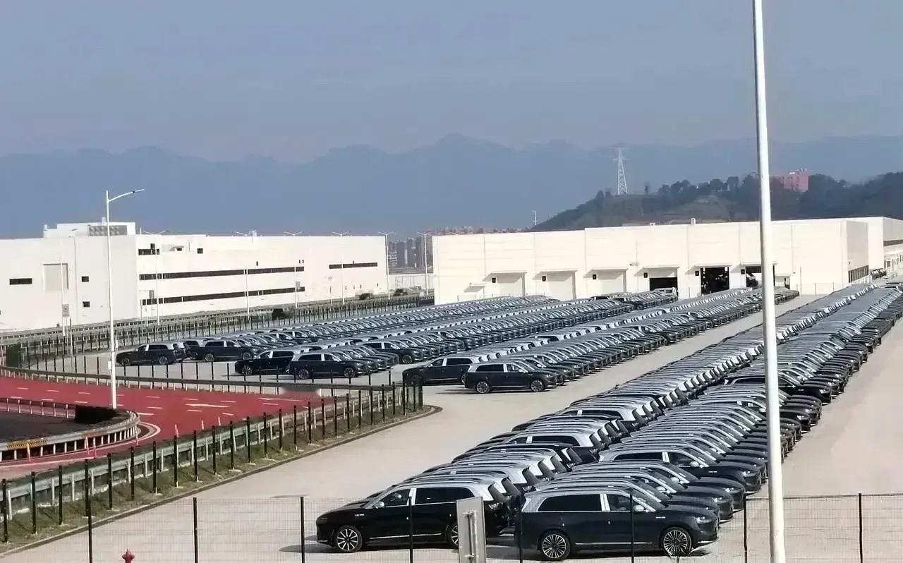 问界：我的车堆起来了[呲牙]
其他：我的车堆起来了[流泪]
由于问界M7的热销（