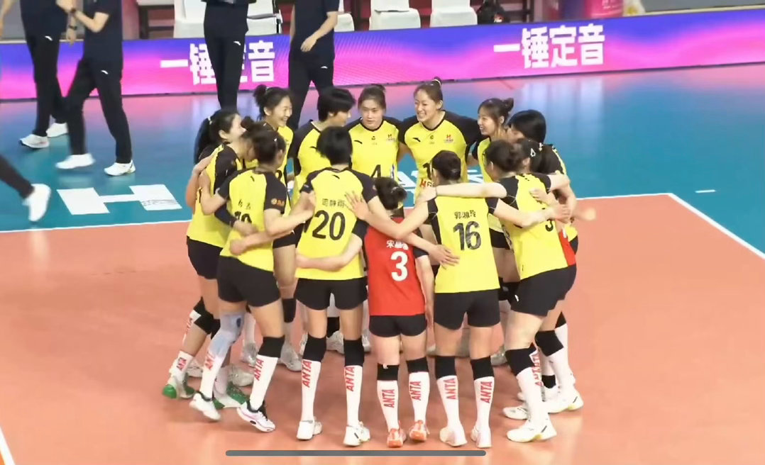 四杀天津创历史！山东女排3-0横扫对手夺排超季军，夫妻带队创佳话成联赛最大黑马中