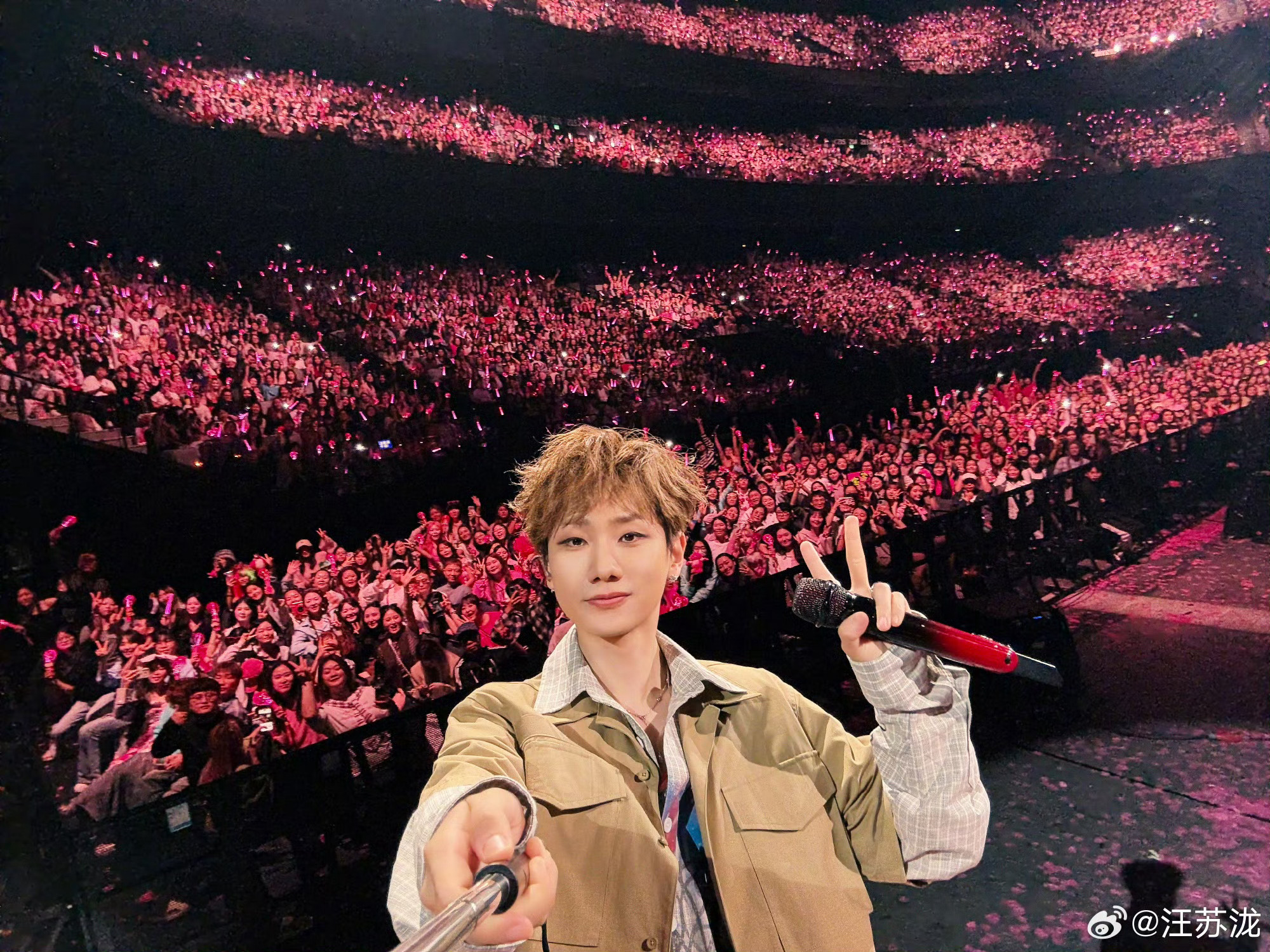 汪苏泷今天不握手了 不握手也很甜！一个点头就是满分回应，距离不减诚意，这份默契太