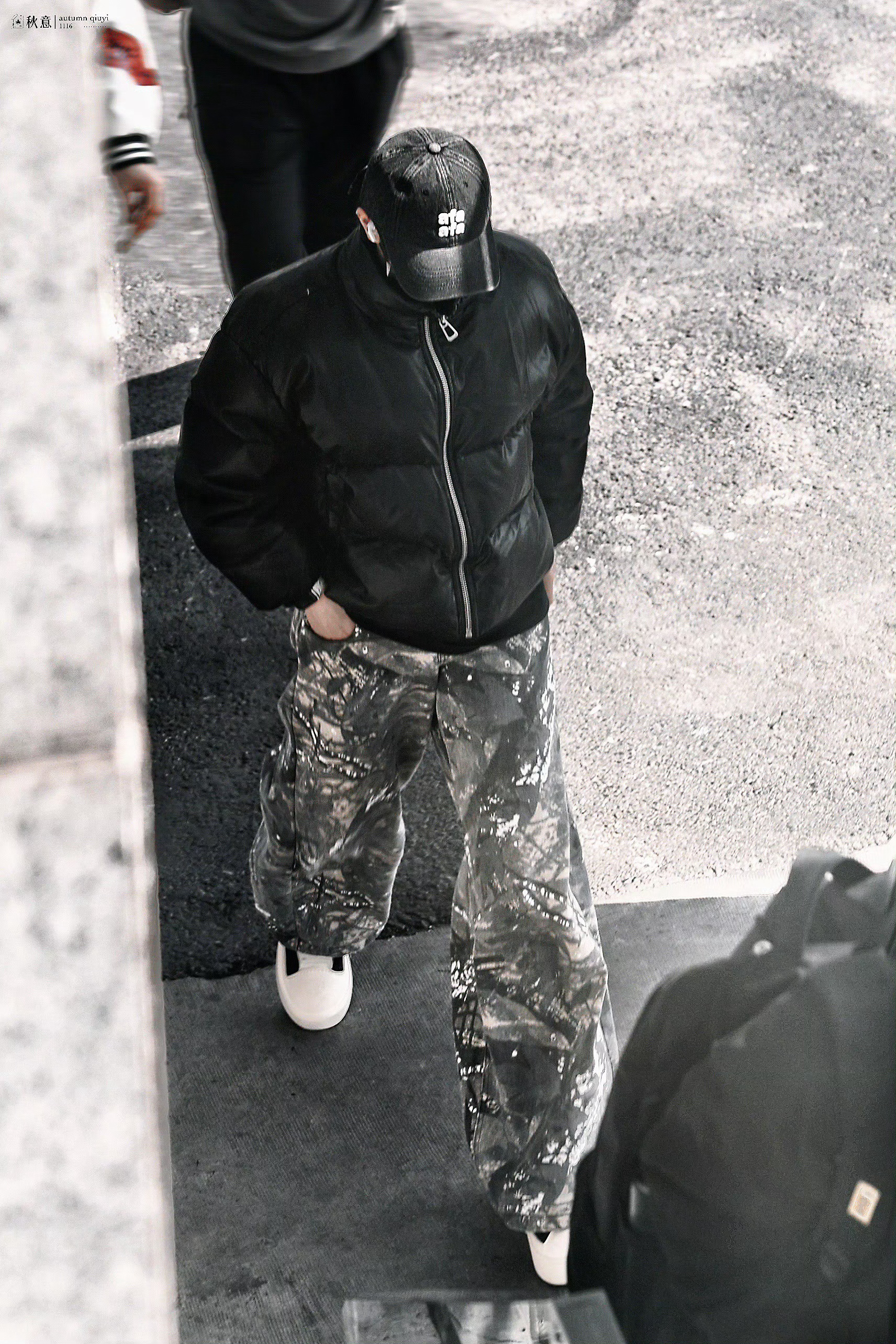 穆祉丞开工穆祉丞重庆出发飞北京羽绒度+迷彩裤穿搭假期结束，开工大吉穆祉丞回京开工