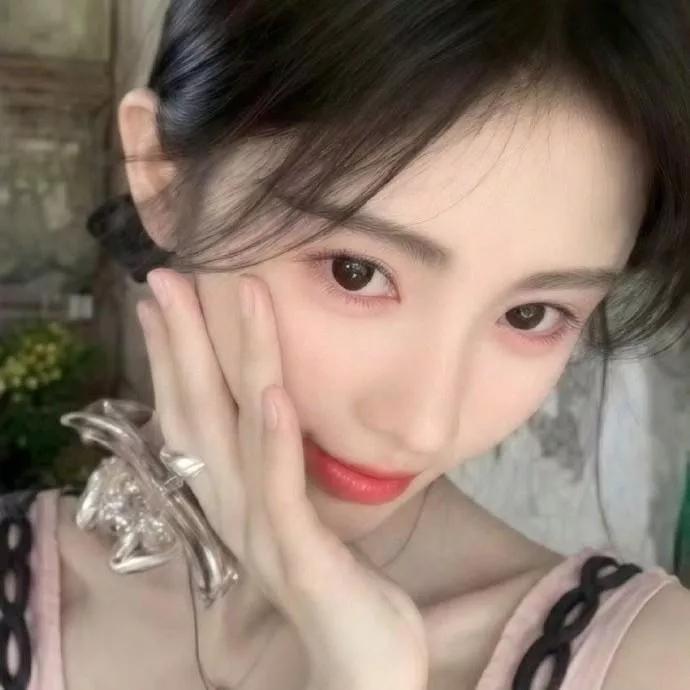 复古优雅，红唇与珠宝的迷人组合✨