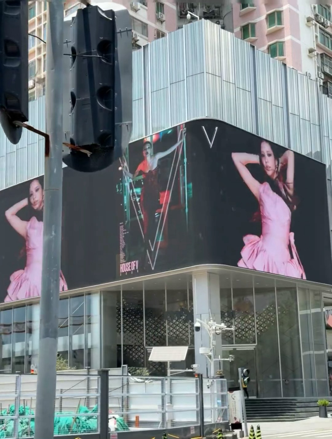 kimjisoo  深圳万象城外面也有V Magazine的投放Salomon全