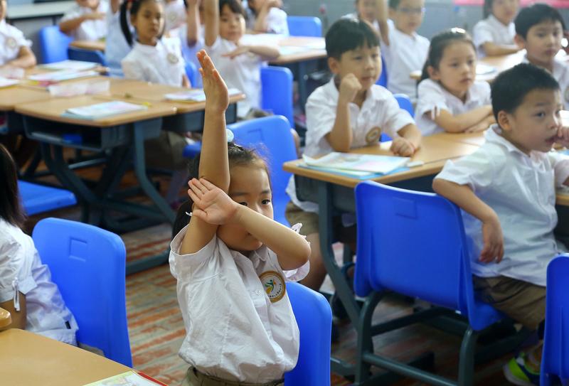 教育孩子没有固定模板，不过有些方法还挺实用。
我觉得培养专注习惯很重要。现在很多