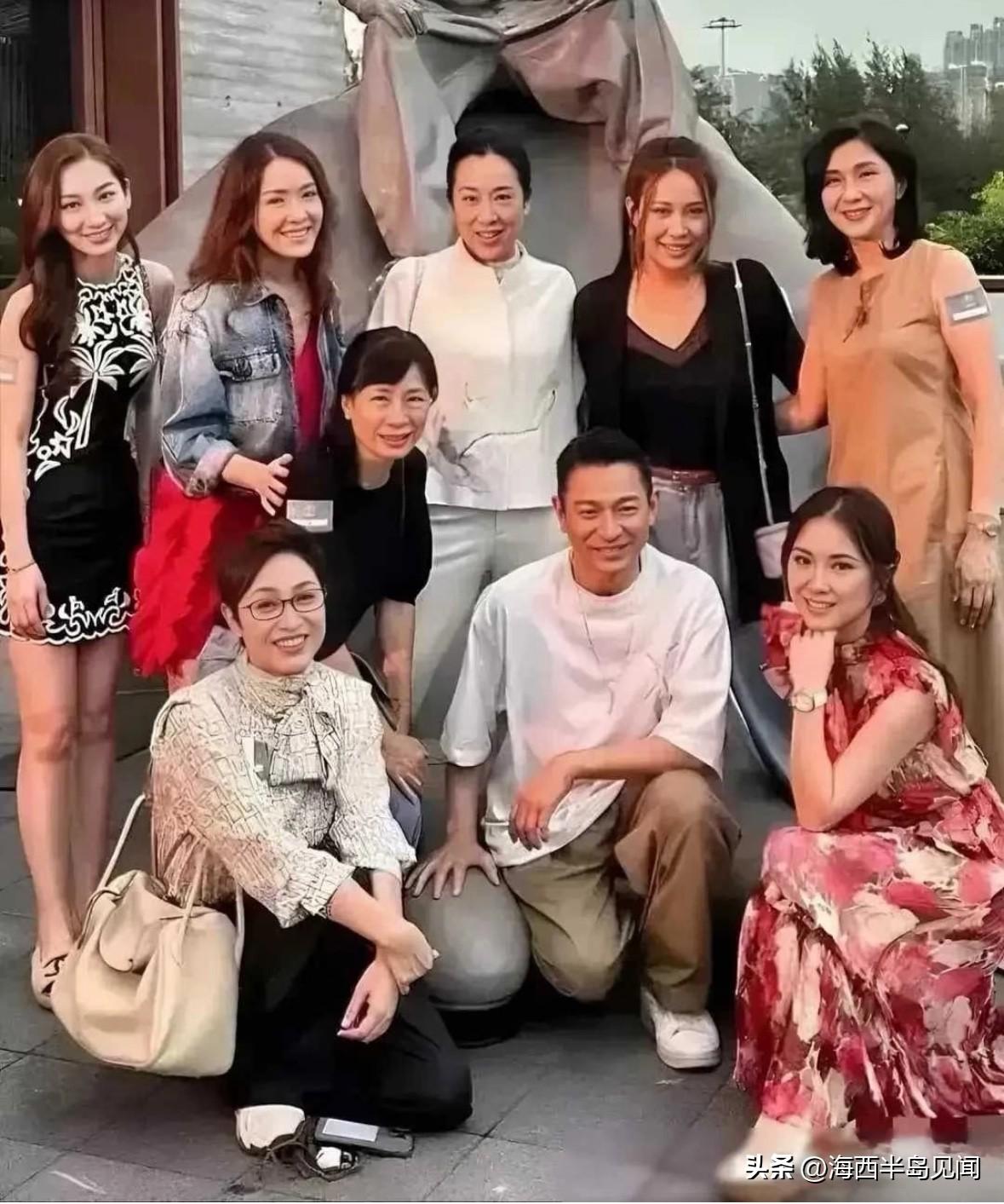 一张香港历届小姐的合影。我认识后排左一曹敏莉，左二刘倩婷、左四王嘉慧。剩下的，你
