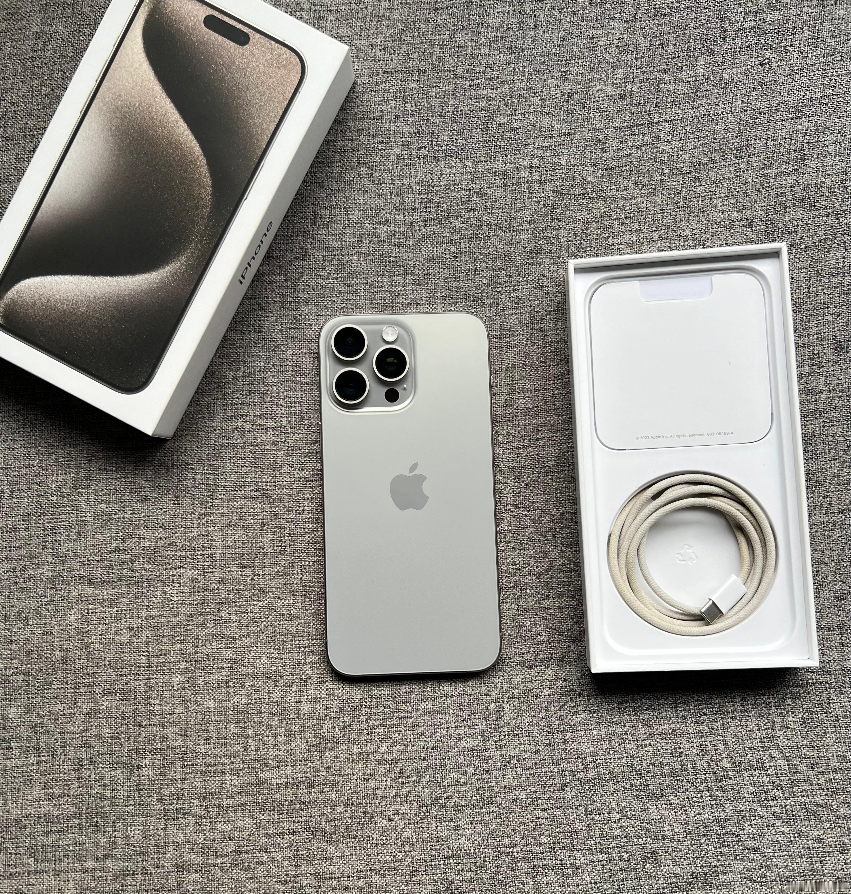 iPhone15 Pro Max 256G 原色，屏幕完美，外壳轻微使用痕迹，（