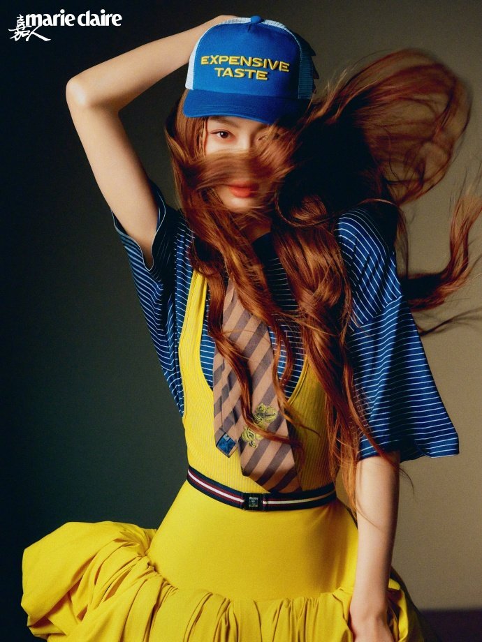 唐嫣穿得像个灯笼就出来了 唐嫣和嘉人这次合作，造型好有特点，每一套都很独特！唐嫣