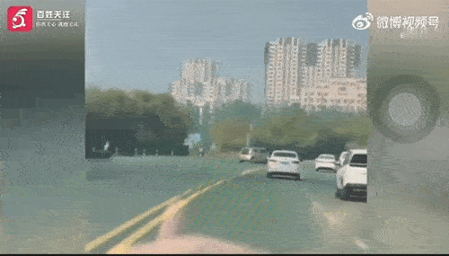 驾驶“老头乐”担心的事情发生了。河北，石家庄。一辆“老头乐”撞上了劳斯莱斯。
即