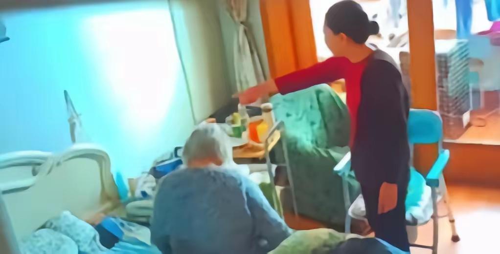 保姆恶行逆天！上海一女子回国探望94岁公婆，却被阻拦在外，进门瞬间泪目：人性之恶