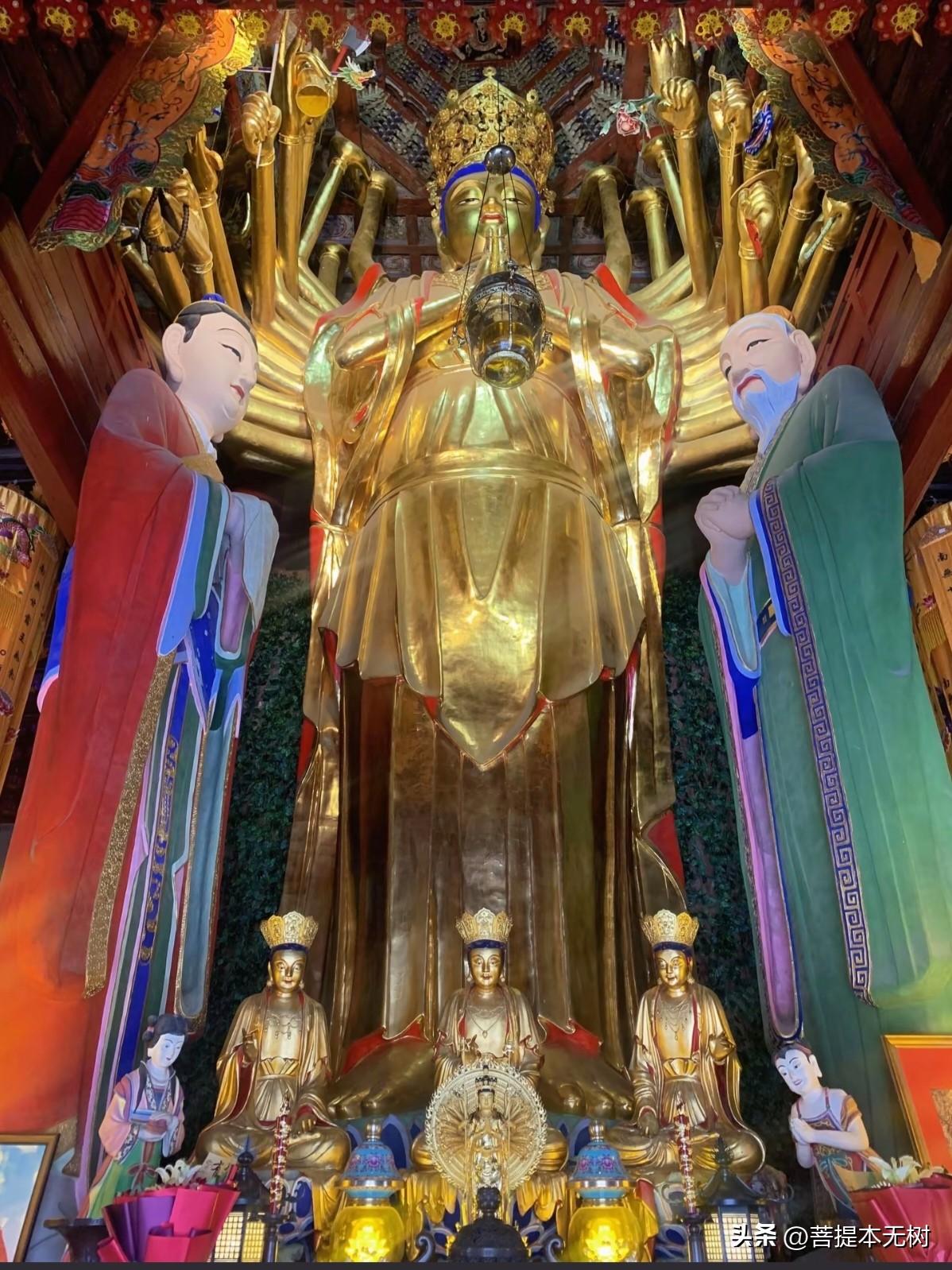 站在五台山金阁寺大悲殿，抬头仰望17.7米高的千手观音像，心瞬间被一种巨大的慈悲