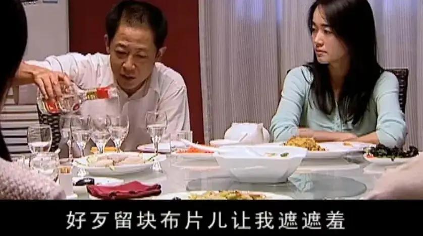 《自嘲》丁元英

本是后山人，
偶做前堂客。
醉舞经阁半卷书，
坐井说天阔。
