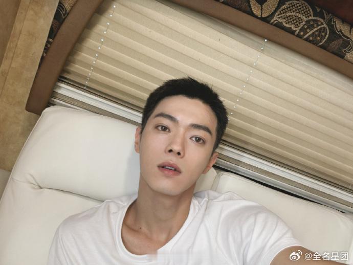 #许凯剪发了##许凯好利落的短发# 许凯的短发造型，如同夏日里的一杯冷饮。清爽帅