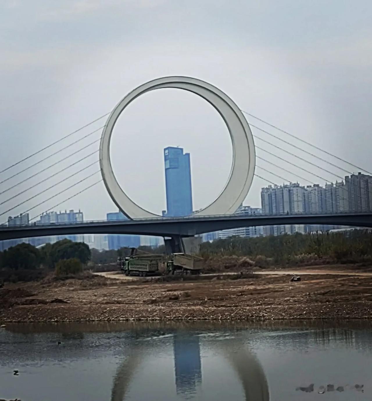 站在宝鸡渭河南岸远处，从不同角度观赏两个地标性建筑，别有一番韵味！

图中是宝鸡