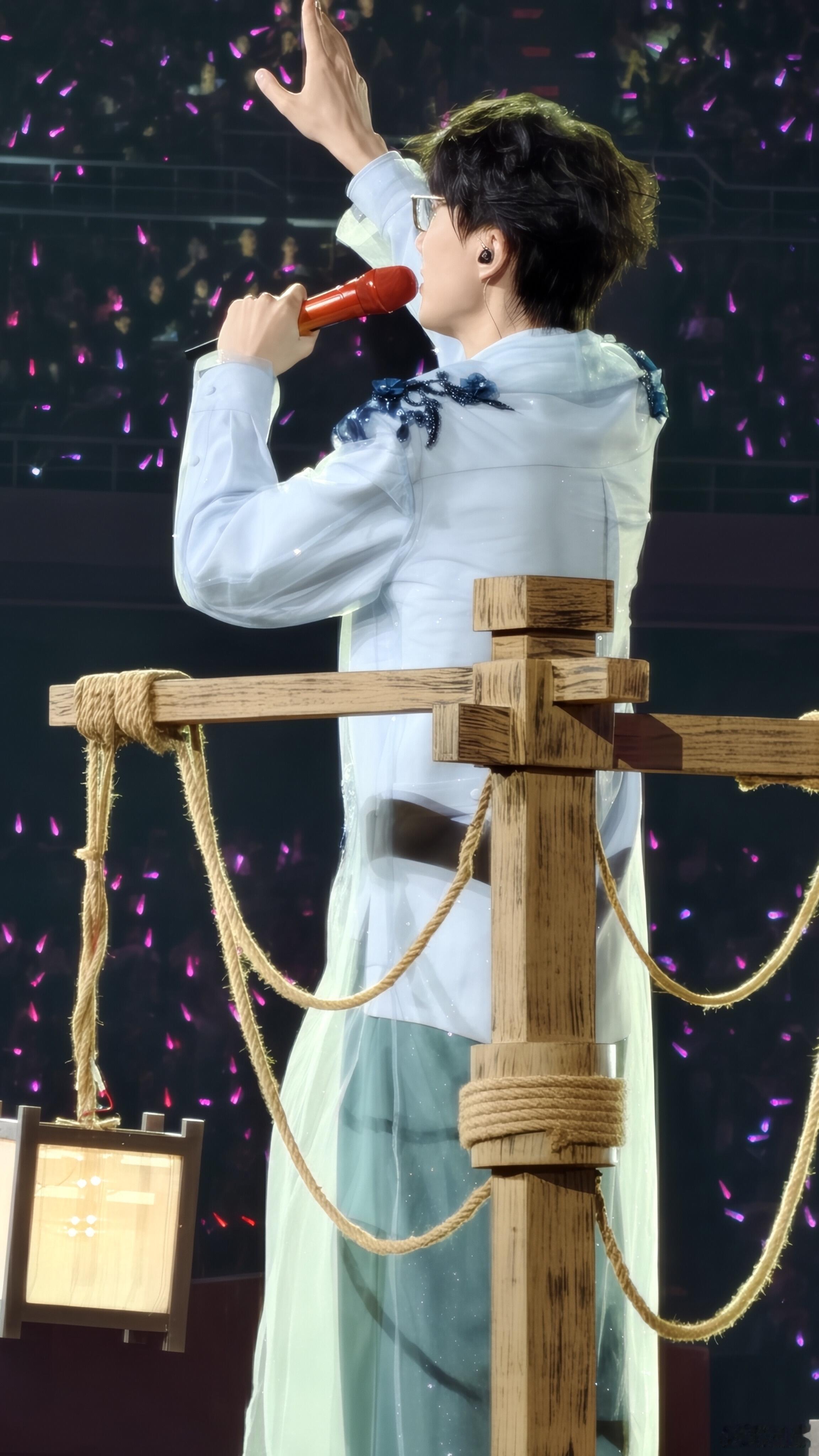 许嵩这张图好有宿命感 家人们，天津这场真的封神。许嵩背对镜头，大屏里戴眼镜的他看