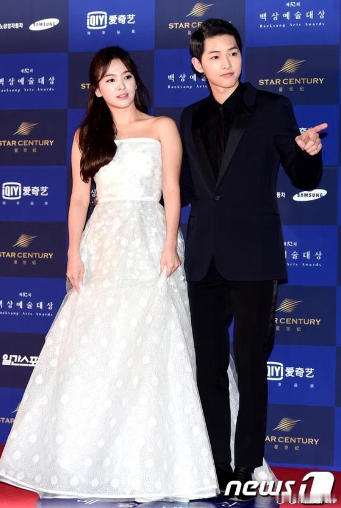 #宋仲基宋慧乔将出席百想#哦莫哦莫这是什么鬼热闹[挖鼻] 不过百想去的人多了，也