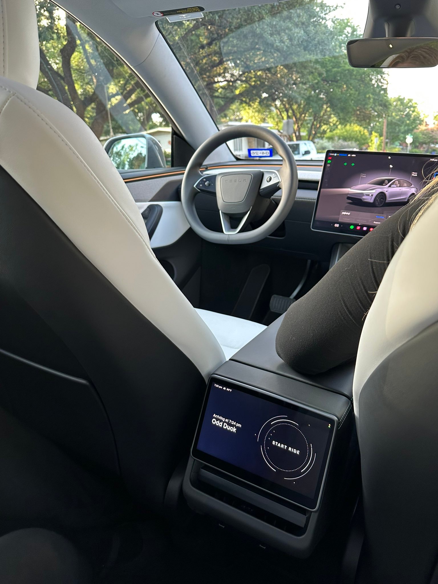本来以为特斯拉后排屏幕鸡肋，直到Robotaxi发布，通过点击后排屏幕按钮出发，