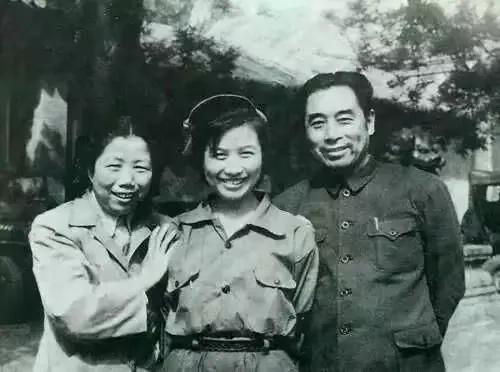 那天，怀孕的邓颖超问丈夫：“恩来，你喜欢男孩，还是女孩！”周总理脱口而出：“男孩