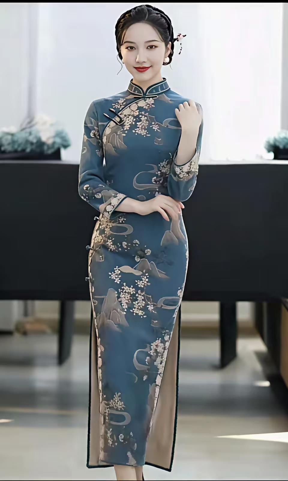 山坡羊·青岚旗袍韵
青绸裁袂，
雪梅添媚，
云纹入襟灵姿醉。
领凝晖，袖飘飞。