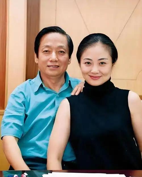 53岁的韩美林被前妻抛弃，心灰意冷，对外说自己再也不结婚了。可谁能想到，2001