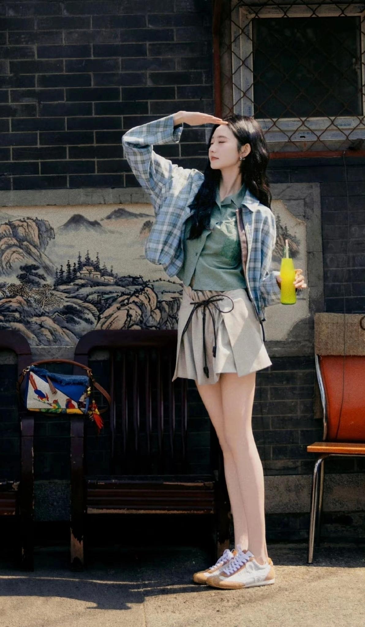 张艺凡，身高175，自幼学习芭蕾舞，17岁参加过《舞蹈风暴》节目，充分展现了肤白