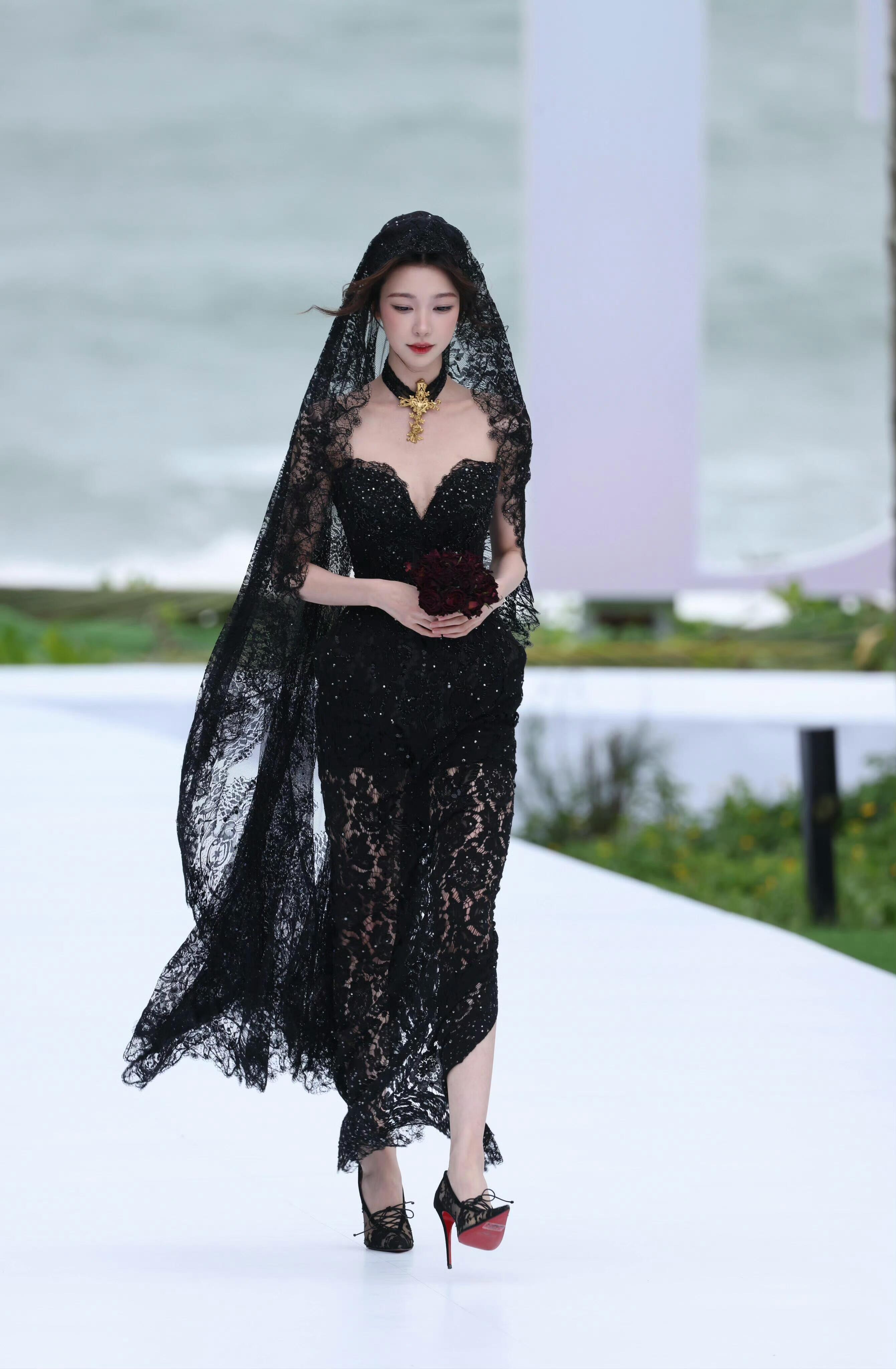 易梦玲 x ELLE红毯造型封神‼️‼️ ​​​