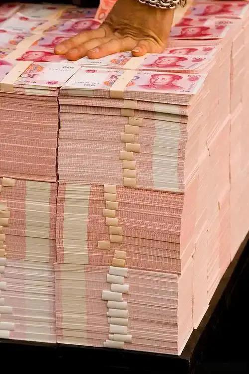 1月9日上午，江西种粮大户凌继和在南昌安义县给种粮农民发放2129万元年终奖。现