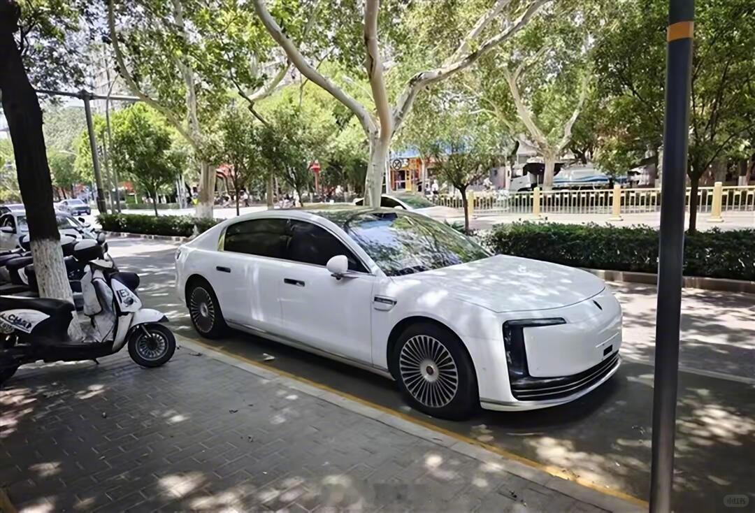 都说白色显车大，看看这气场够不够尊！[笑而不语]尊界s800 ​ ​​​